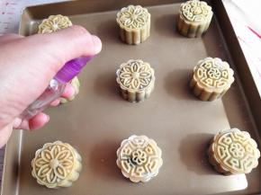 13.	用小喷壶装水，在月饼表面喷一点水，注意不要太多哦，