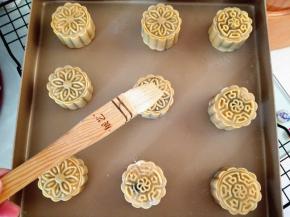 15.	表面刷蛋液，一层薄薄的就可以了，继续烤箱中层，190度，烤15分钟左右，