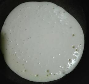 打鸡蛋，分离蛋白蛋黄。蛋黄加入20克糖搅拌均匀，加入牛奶拌匀，低筋粉过筛加入盐。蛋清加入剩余的10克糖打发至小弯钩。打发好的蛋清二分之一倒入蛋黄液中，轻轻搅拌，搅拌均匀后把它倒入剩余的蛋清液中，翻搅均匀，动作轻柔。