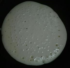 平底锅小火，用勺子舀一勺平摊锅面，待起泡，先大泡待大泡变成均匀的小泡，翻面再煎十秒～