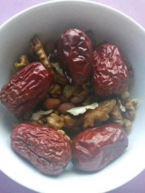 核桃去壳，与花生红枣放一起