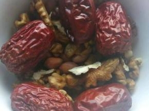 核桃去壳，与花生红枣放一起