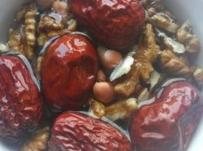 然后用水浸泡半小时，这样会煮得更快更软烂