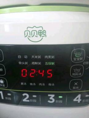大米洗干净，加入清水小火慢慢熬煮