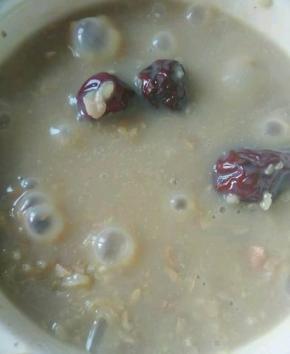 大米粥煮上一个多小时后，加上花生，核桃，红枣，继续熬煮