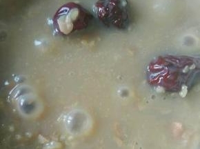 大米粥煮上一个多小时后，加上花生，核桃，红枣，继续熬煮