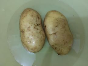土豆洗干净，去皮