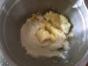将煮熟的土豆压成泥，加入糯米粉，奶粉，淀粉，盐和黑胡椒粉，揉成不粘手的土豆面团
