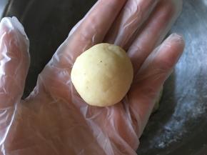 将土豆面团平均分成一样大小，搓成一个个球