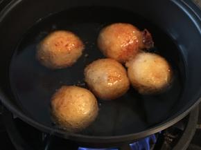 油锅烧至五成热，轻轻放入土豆球，小火炸至表面金黄色，捞出后用厨房纸吸去余油