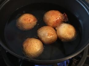 油锅烧至五成热，轻轻放入土豆球，小火炸至表面金黄色，捞出后用厨房纸吸去余油
