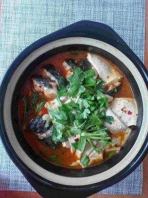 用炒锅放油，把豆瓣酱放置锅里炒熟，加入海鲜酱，炒好的酱放入砂锅。砂锅里放入合适的开水，加少许白糖。烧开火调中火继续十五分钟，加入少许的盐。加豆腐炖十分钟，大火烧开。加点生抽，香菜，蒜叶！