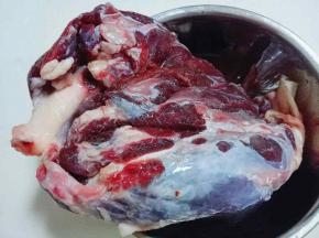 牛肉用冷水泡，将血水泡出。焯水，冷水下锅，水开后捞出牛肉冲洗干净。