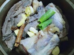 把焯过水的牛肉放入高压锅中，加入葱姜蒜，八角，桂皮。