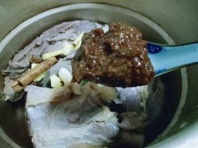 再加入一勺豆瓣酱。