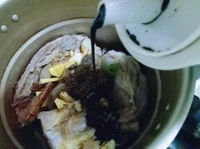 再加入老抽。
