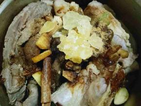 加入冰糖，用手搓揉牛肉，是牛肉充分吸收调料，腌制40分钟。
