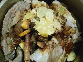 加入冰糖，用手搓揉牛肉，是牛肉充分吸收调料，腌制40分钟。