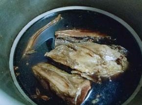 加入清水，没过牛肉为主。盖上盖子，大火烧开，转小火30分钟，待高压锅消气时再打开盖子。