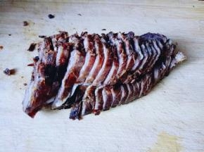 将做熟的牛肉切片，(一定要等牛肉冷后再切，最好冰箱冷藏2小时后再切)这样切出来的牛肉很漂亮，且不容易碎。