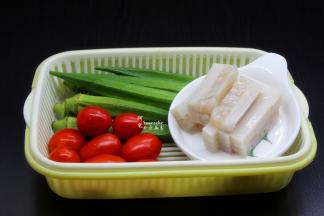 准备食材：秋葵、圣女果、水晶猪皮冻、蛋黄酱等食材；