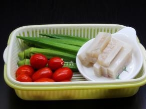 准备食材：秋葵、圣女果、水晶猪皮冻、蛋黄酱等食材；