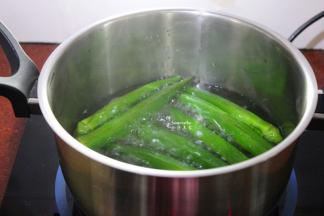 秋葵洗净，清水煮沸，放入锅中汆烫熟；