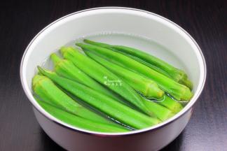 捞出，用冰水浸泡秋葵，用冰水浸泡可以保持颜色漂亮口感也好；