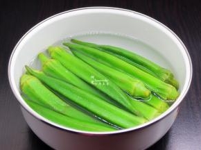 捞出，用冰水浸泡秋葵，用冰水浸泡可以保持颜色漂亮口感也好；