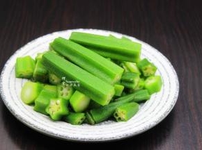 秋葵去蒂，切段，也可以不切；