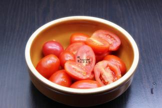 圣女果洗净对半切开；