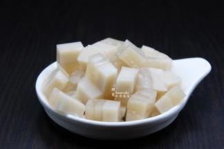 水晶猪皮冻切小方块；