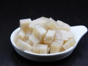 水晶猪皮冻切小方块；