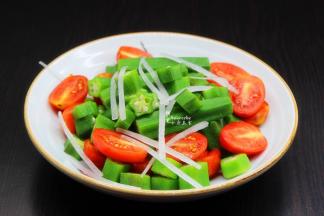 把秋葵、圣女果拌均；