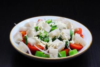 加入水晶猪皮冻、蛋黄酱拌均即可；PS：猪皮冻要拌均吃到时候加入，遇热容易融化。