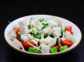 加入水晶猪皮冻、蛋黄酱拌均即可；PS：猪皮冻要拌均吃到时候加入，遇热容易融化。