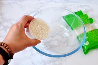 取适量米清洗。