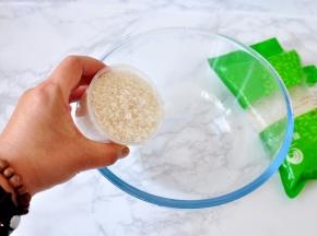 取适量米清洗。