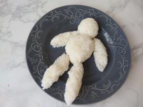 至不烫手时的程度，戴手套取米饭，依次团出大白的各部位。