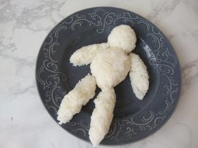 至不烫手时的程度，戴手套取米饭，依次团出大白的各部位。