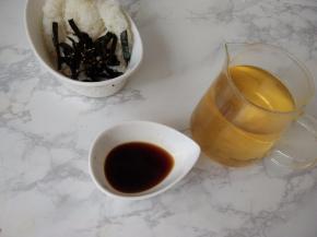 取一点点味淋（也可不放）和日本酱油放在碗中调匀。绿茶提前泡好取茶汤。