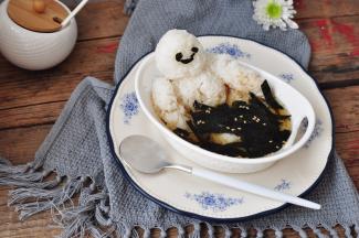 将茶叶水延着碗边慢慢倒入，水的量最好不要超过米饭的2/3。清淡爽口的茶泡饭就完成了，开动吧~，你先吃哪一部分？