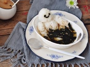 将茶叶水延着碗边慢慢倒入，水的量最好不要超过米饭的2/3。清淡爽口的茶泡饭就完成了，开动吧~，你先吃哪一部分？