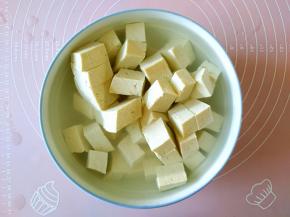 老豆腐切成小块儿泡在热盐水中备用