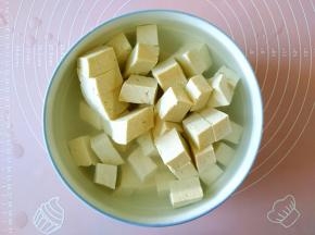 老豆腐切成小块儿泡在热盐水中备用