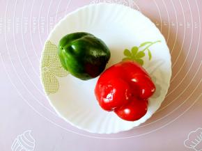 准备青红辣椒各一个，多好看啊！