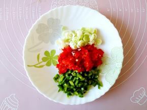 把青红辣椒分别切末，再切一些葱花备用。