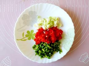 把青红辣椒分别切末，再切一些葱花备用。