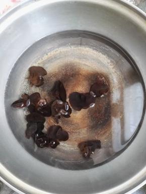 2、泡发好的黑木耳，用开水焯一下捞出备用。