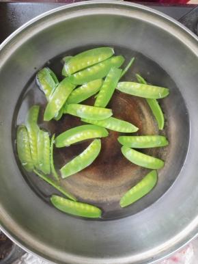 3、荷兰豆用开水焯一下，捞出。
